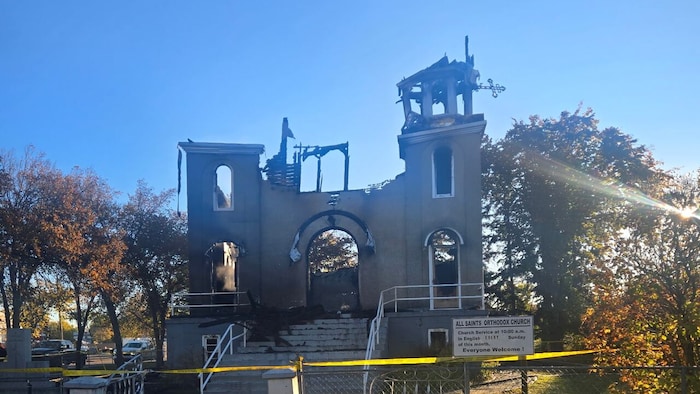 L'église détruite par l'incendie. 