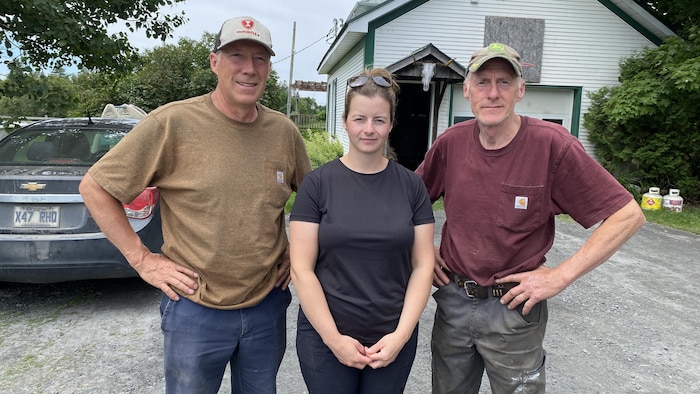 Trois membres de la famille Mackinnon.