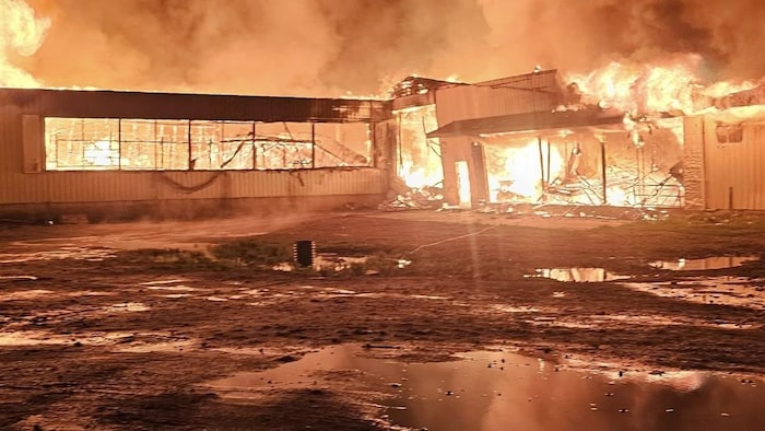 Un bâtiment est en flamme.