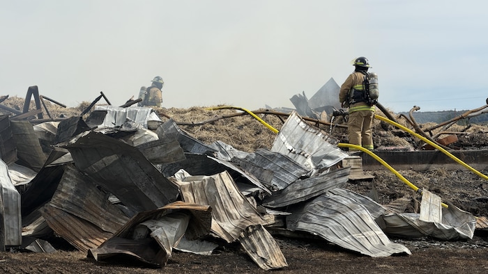 Des pompiers encore présents sur le site de l'incendie.