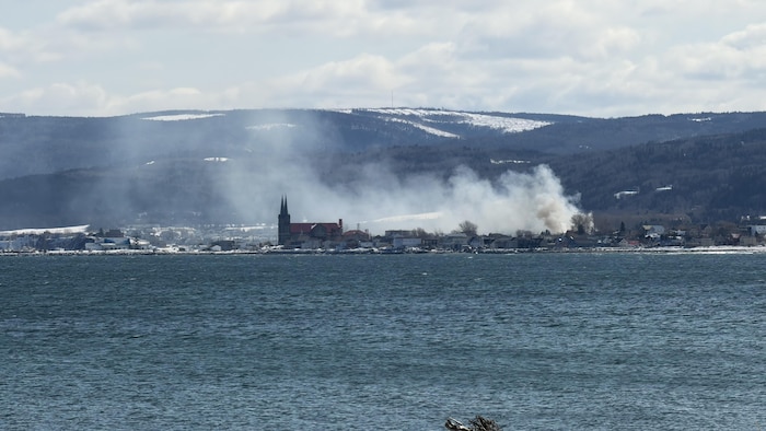 De la fumée au centre-ville de Sainte-Anne-des-Monts.