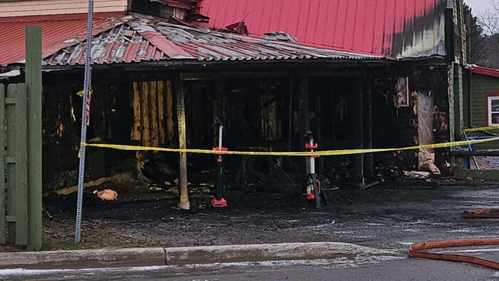 La fumée et les flammes ont détruit une partie du marché.