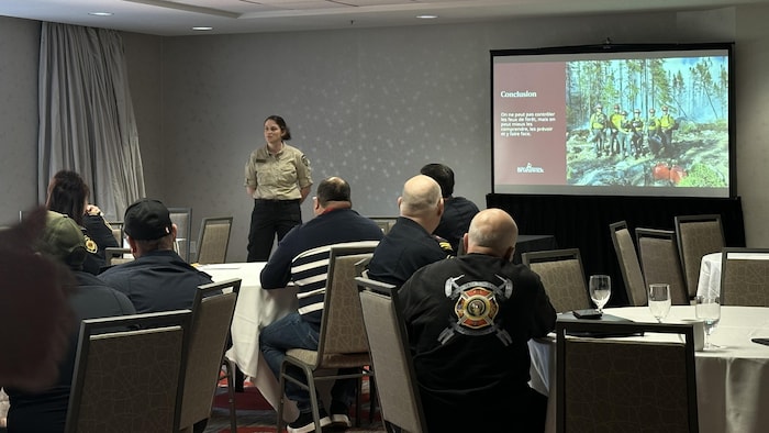 Plusieurs pompiers, dans une salle, assistent à une formation lors du congrès annuel de l'Association des chefs pompiers du Nouveau-Brunswick.