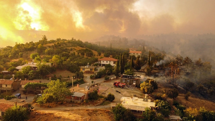 Photo aérienne montrant des maisons entourées par un incendie sur la côte sud de la Turquie, près de la ville de Manavgat. 