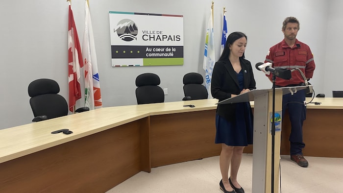 Isabelle Lessard et Rémi Barriault lors d'un point de presse.