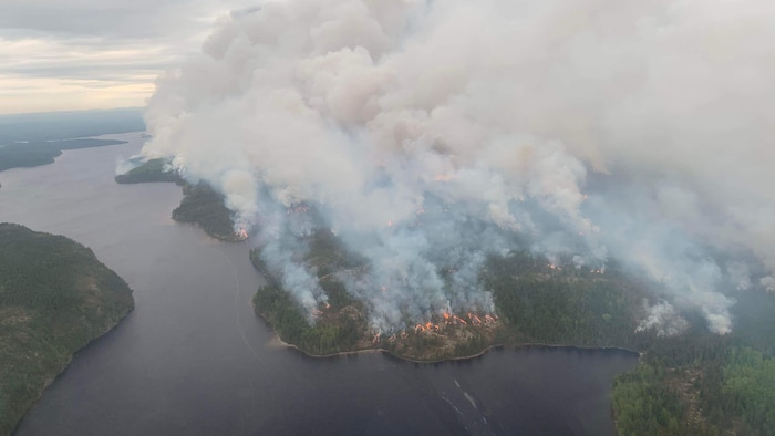 Un feu de forêt vu d'un hélicoptère.