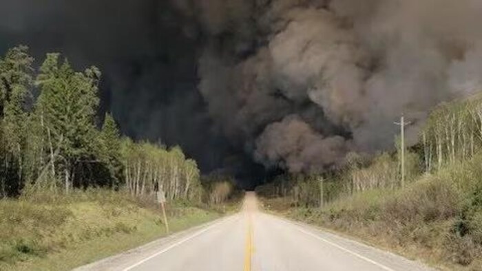 L'autoroute avec une épaisse fumée.