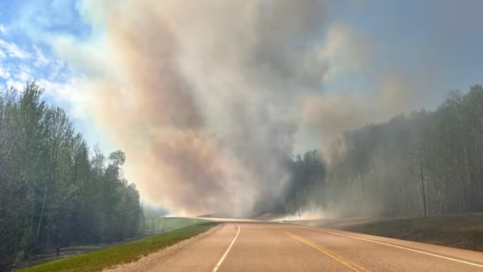 De la fumée est visible près de Fort Nelson.