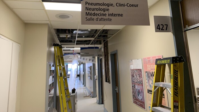 Des échelles dans un corridor d'hôpital.