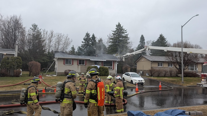 De la fumée qui s'échappe d'une maison. 