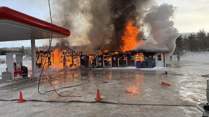 une station d'essence en feu