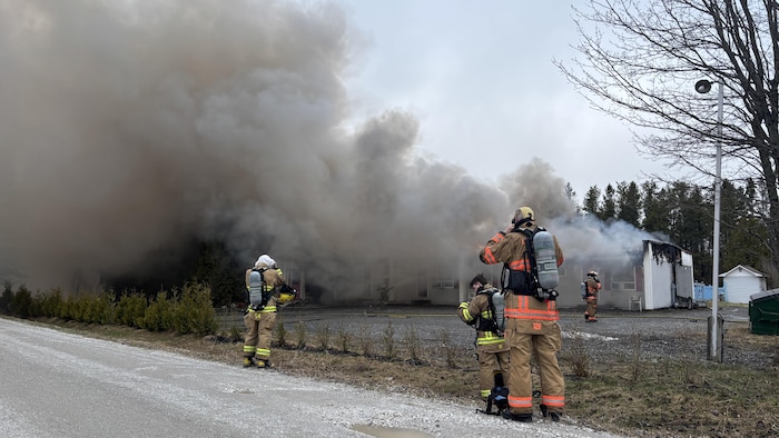 De la fumée et des pompiers.