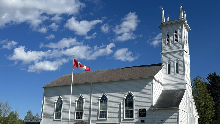 Une église et un drapeau canadien. 