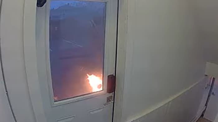 Un feu est déclenché à l'extérieur d'un batiment. 