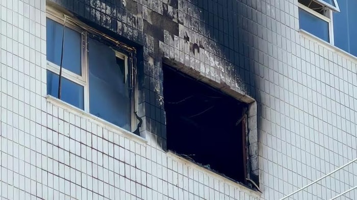 Des traces de fumée sur le mur extérieur d'un bâtiment.