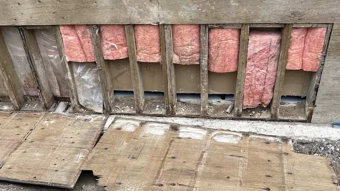 Des pans d'isolant dans une construction.