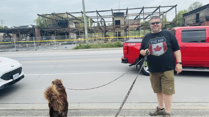 Un homme sur la route avec son chien.