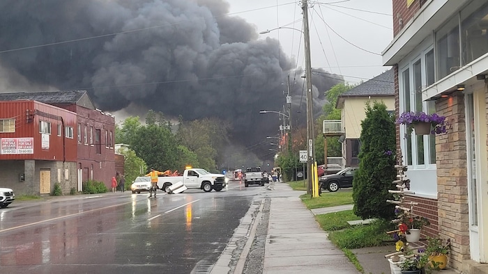 La fumée de l'incendie à New Liskeard.