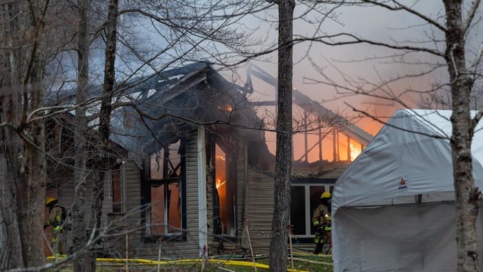 Une maison prise par les flammes.