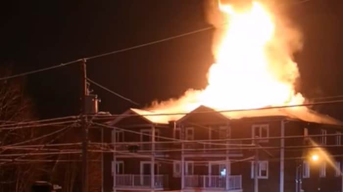 Un bâtiment en flammes.
