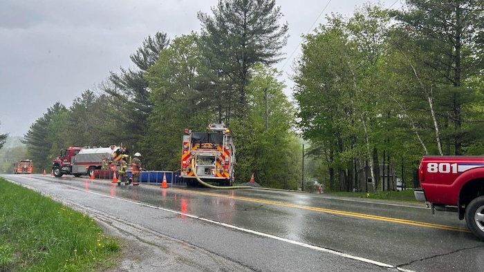Des camions de pompier sur le chemin Alfred-Desrochers à Orford.