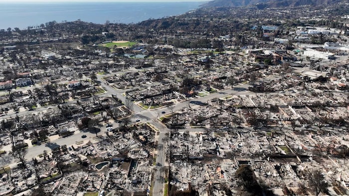 Un quartier complet rasé par un incendie, avec quelques rues à travers des immeubles détruits.