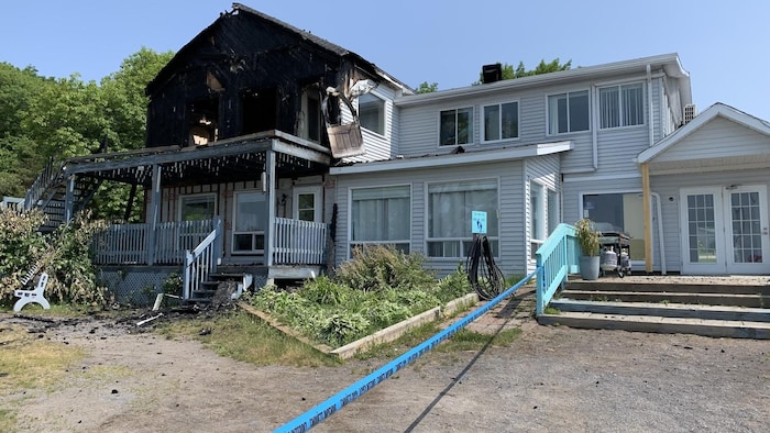 Un bâtiment endommagé par les flammes.