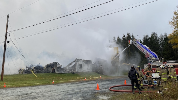 Des pompiers au travail.