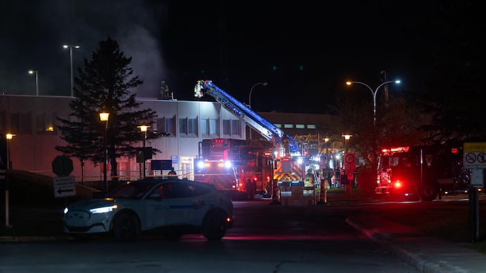Des pompiers travaillent sur le toit de l'établissement.