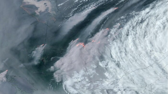 La fumée des incendies de forêt qui brûlent au Québec (au centre) et en Ontario (à gauche) dérive vers le sud.