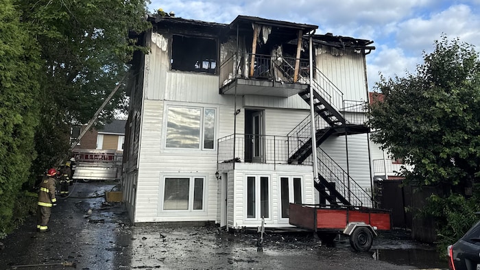 Les pompiers en sont aux dernières étapes pour éteindre l'incendie de Roberval.