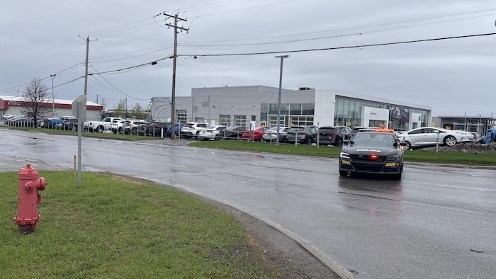 Voiture de police dans une rue devant un bâtiment. 