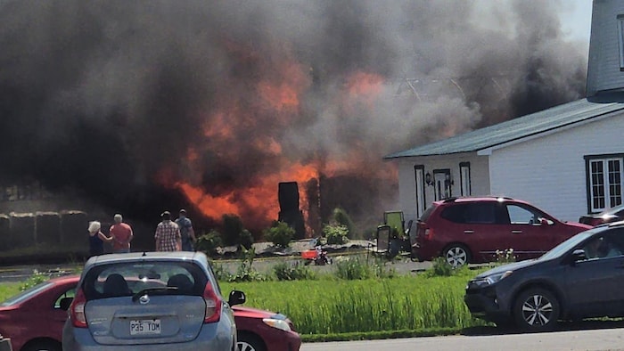 Un bâtiment en feu.
