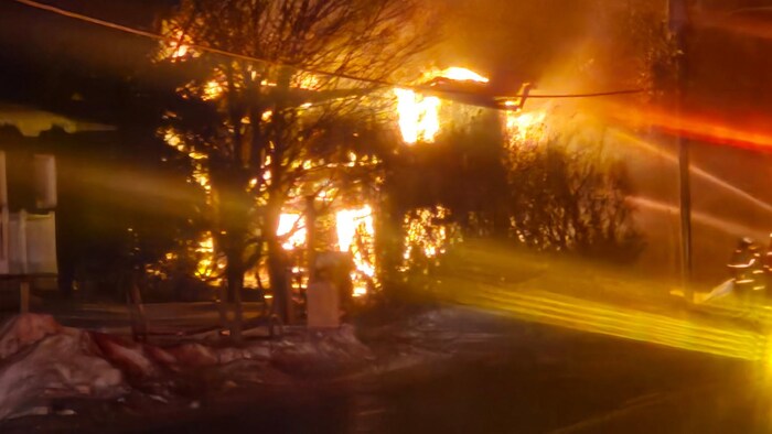 Une maison en feu.