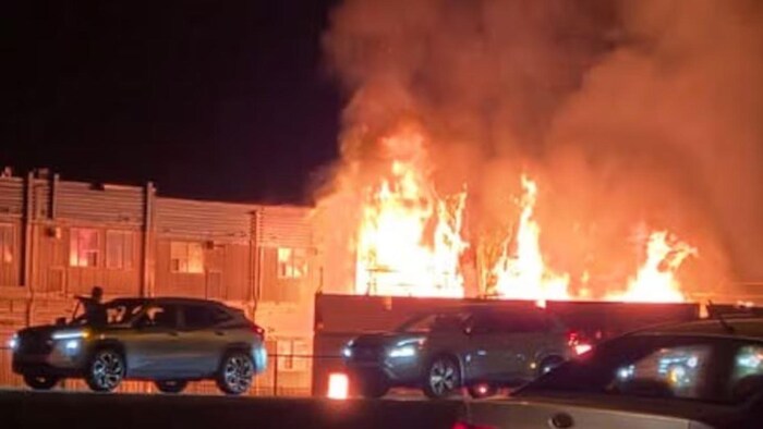 Une colonne de feu et de fumée s'échappant de l'École secondaire catholique Bethlehem.
