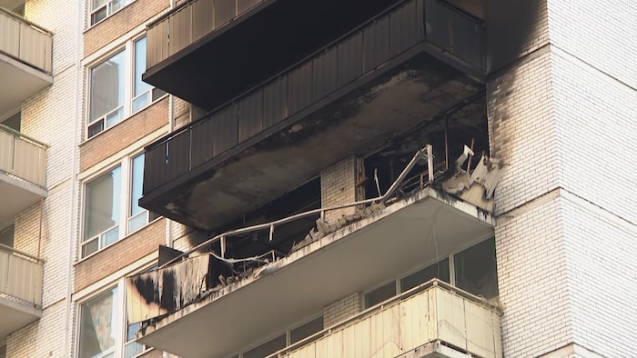 Un balcon ravagé par les flammes.