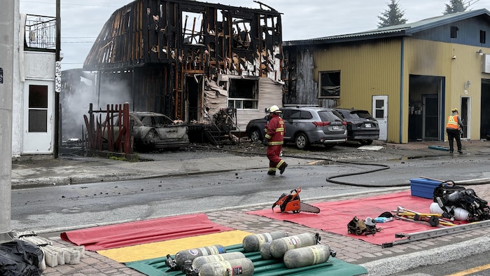Un immeuble de logements et un garage détruits par les flammes.