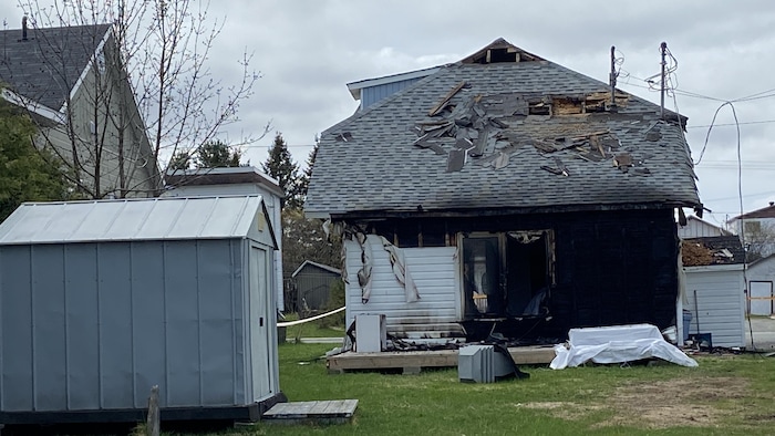 L'arrière de la maison, dont le toit et les murs sont détruits par un incendie.