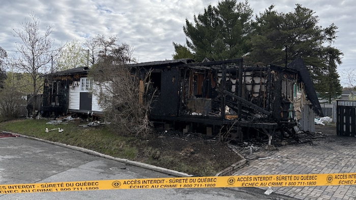 Une maison détruite par les flammes.