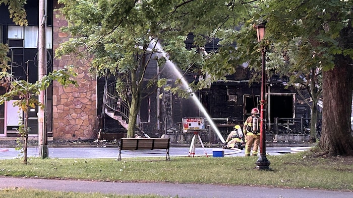 Des pompiers combattent un incendie.