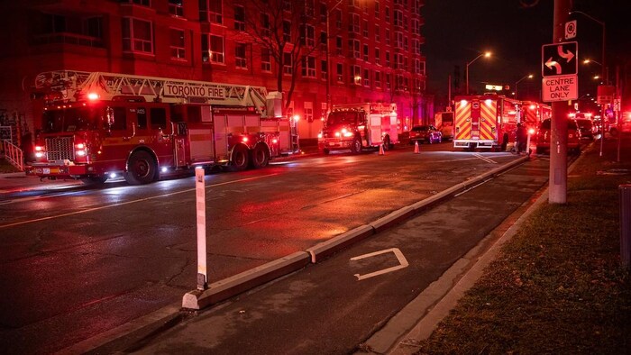 Des camions de pompiers devant le 11, promenade Thorncliffe Park et le 21, boulevard Overlea.
