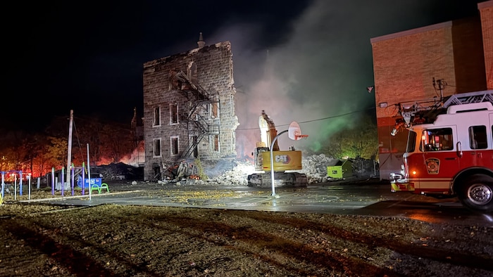 Un bâtiment détruit par les flammes.
