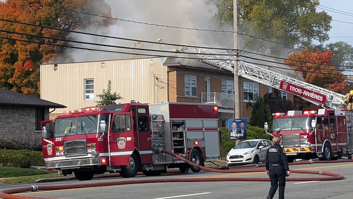 Des camions de pompier est un bâtiment en feu.