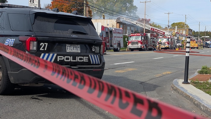 Un immeuble en flammes près du Complexe Laviolette à Trois-Rivières ...
