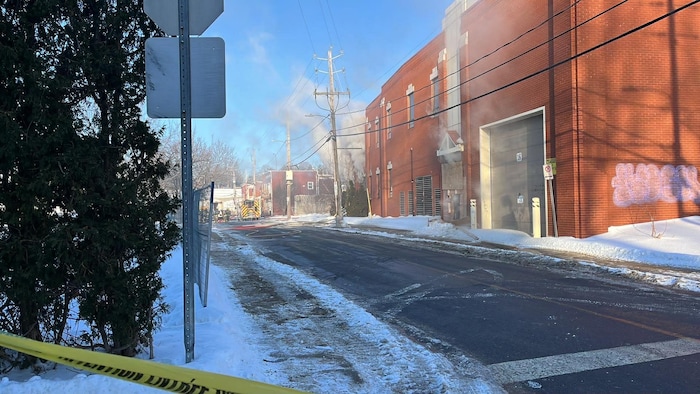 De la fumée qui sort d'un immeuble au centre-ville de Trois-Rivières. 