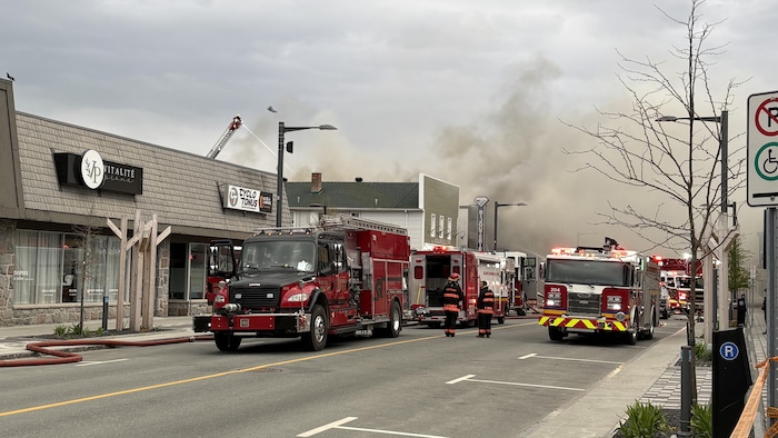 Des pompiers combattent un incendie à Val-d'Or.