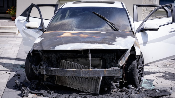 Une voiture incendiée dans l’allée de la résidence de Salma Zahid, députée fédérale de Scarborough-Centre, à Toronto, le 27 août 2026.