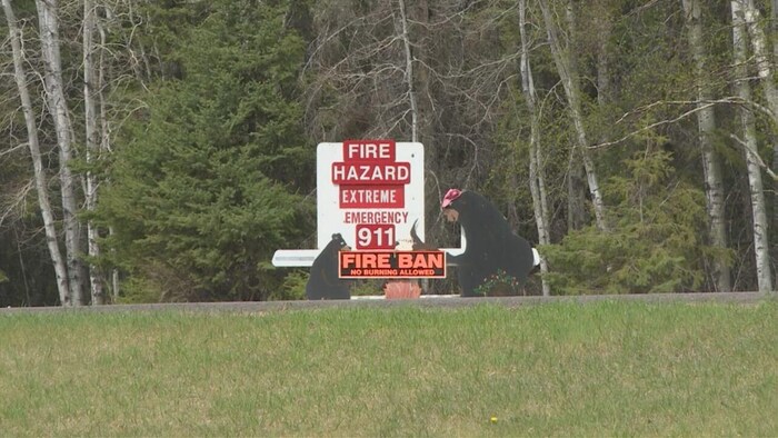 Un panneau routier près de Candle Lake, jeudi, rappelle aux conducteurs que le risque d’incendie est extrême dans la région.