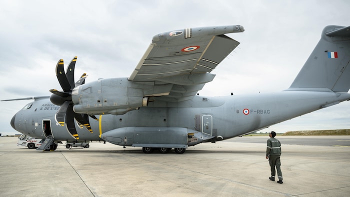 Des militaires de l'armée de l'air française inspectent un avion militaire Airbus A400M Atlas.