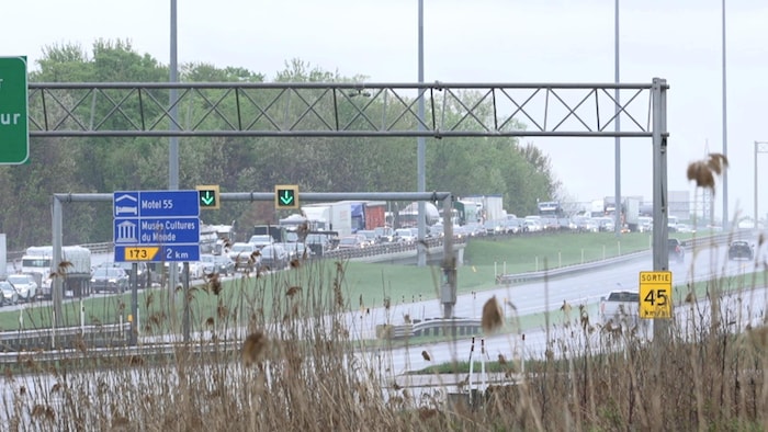Du traffic sur l'autoroute 55.